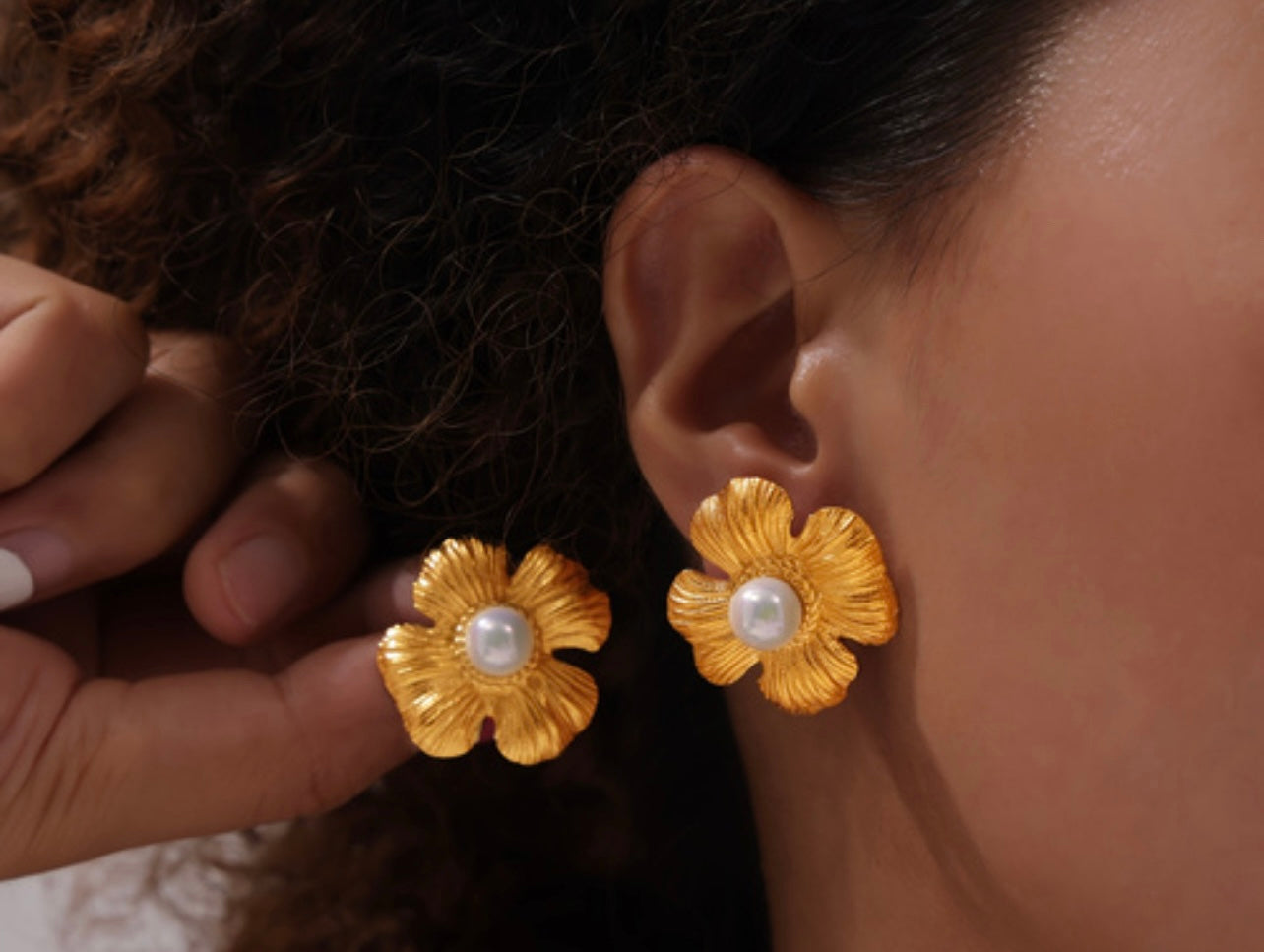Aretes Flor Dorada con Perla