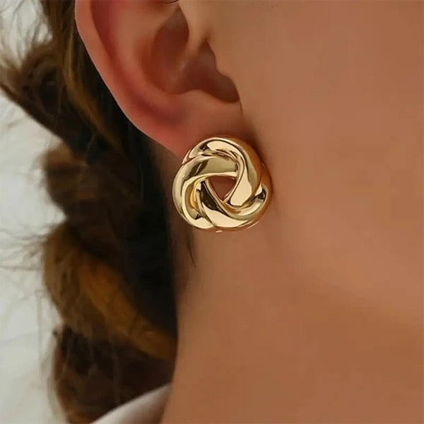 Arete Dorado Nudo de Luz