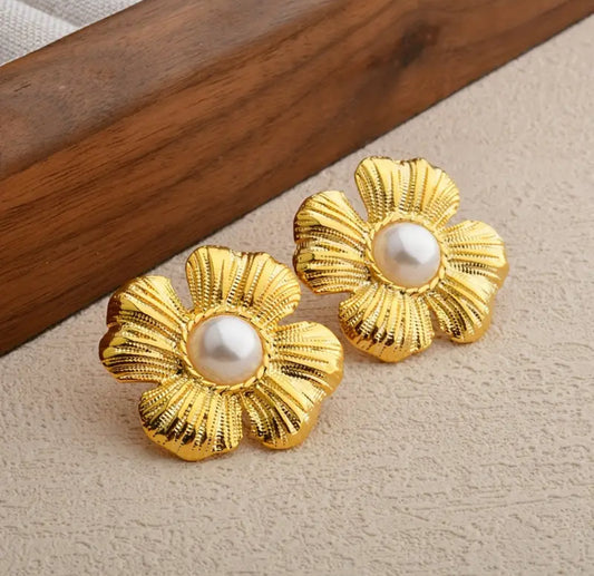 Aretes Flor Dorada con Perla