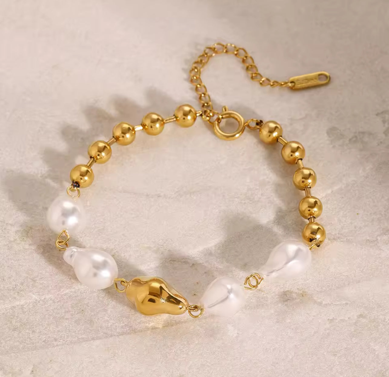 Pulsera dorada con perlas