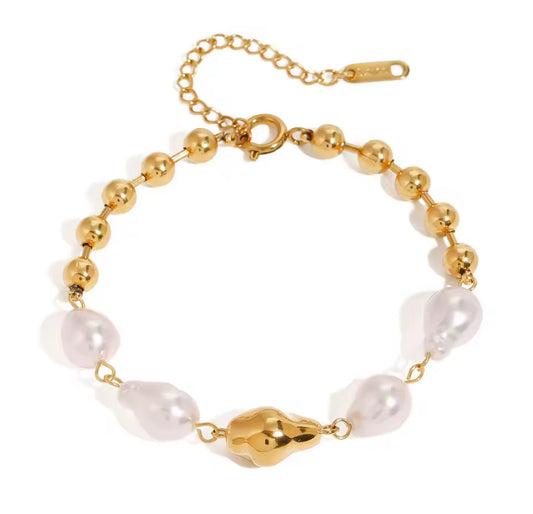 Pulsera dorada con perlas