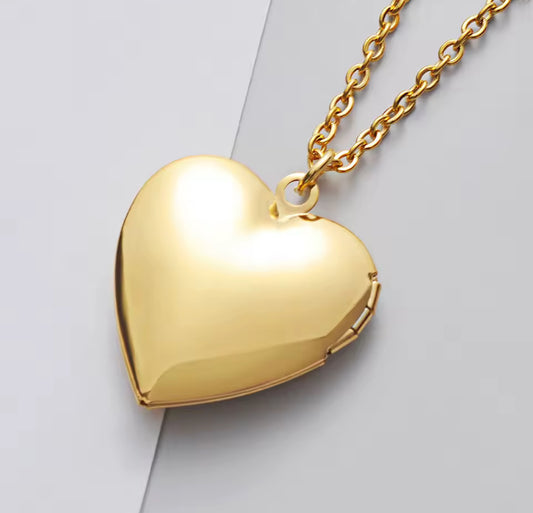 Collar Relicario Corazón Dorado