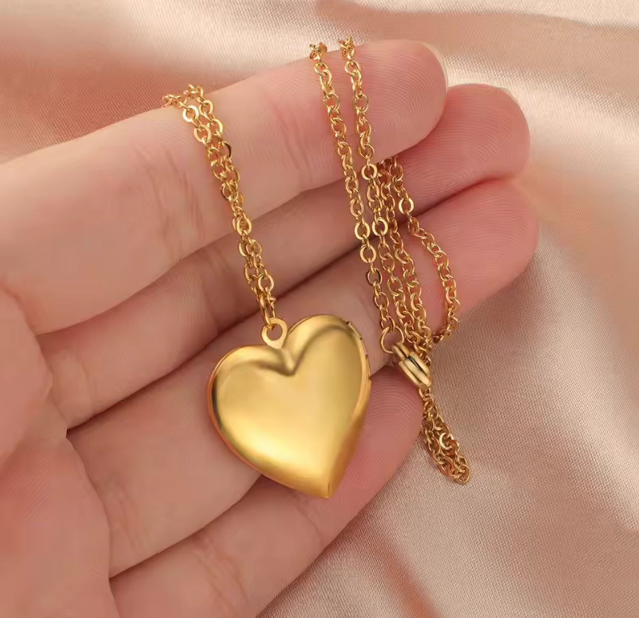 Collar Relicario Corazón Dorado