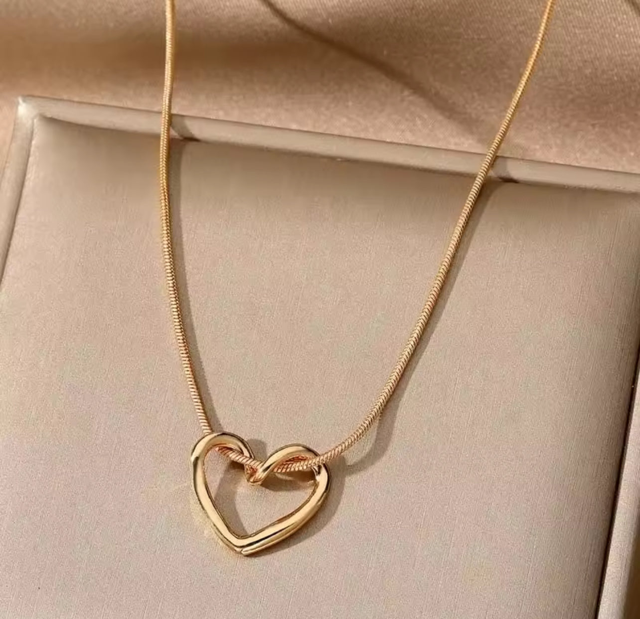 Collar con colgante de corazón dorado