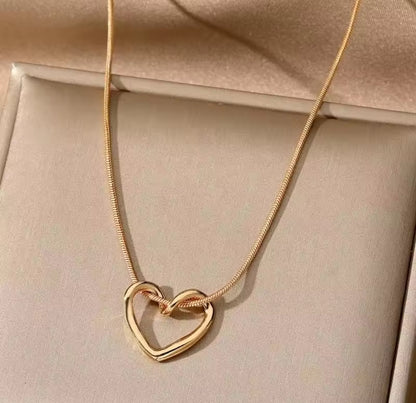 Collar con colgante de corazón dorado